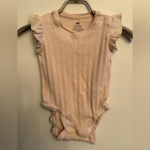 H&M Blush pink Organic cotton Ruffled onesie 2-4M